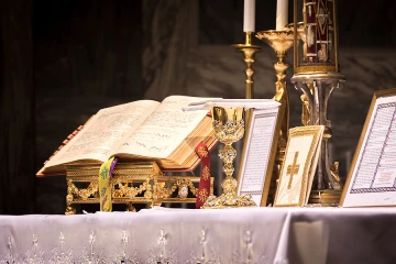 Altar prepared for Mass Credit Thoom Shutterstock CNA