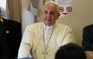 Pope Francis speaks with journalists aboard the plane from Manila to Rome, Jan. 19, 2015.   Alan Holdren/CNA.