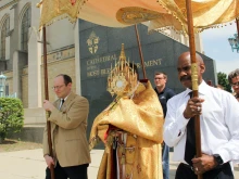 Archbishop Allen H. Vigneron carries the Blessed Sacrament in procession during the feast of Corpus Christi in June 2016. This year, the Archdiocese of Detroit is inviting the faithful to take part in a two-mile Eucharistic procession June 19 from the Cathedral of the Most Blessed Sacrament to Sacred Heart Major Seminary in Detroit as part of the launch of a three-year National Eucharistic Revival.